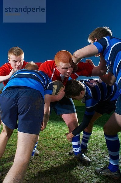 Junge Männer spielen Rugby