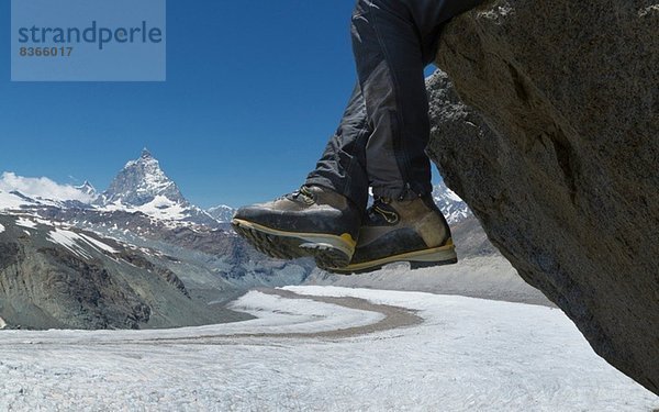 Mann auf Felsen am Matterhorn  Zermatt  Kanton Wallis  Schweiz