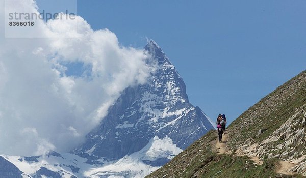 Mann wandert Richtung Matterhorn  Zermatt  Kanton Wallis  Schweiz