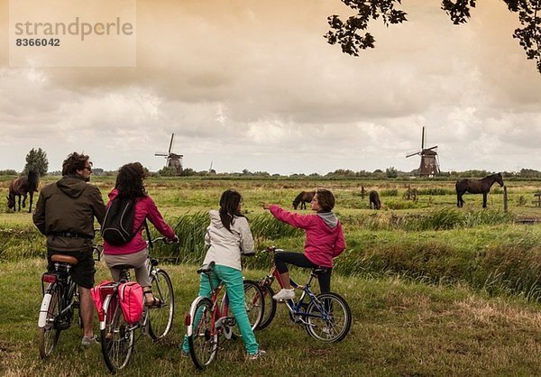 Familie mit zwei Kindern auf dem Fahrrad  Kinderdijk  Olanda  Amsterdam