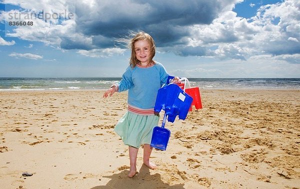 Junges Mädchen mit Eimer und Spaten am Strand  Walberswick  Suffolk  England  UK