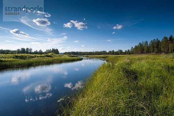 Himmel und Wolken im Wasser  Lappland  Schweden