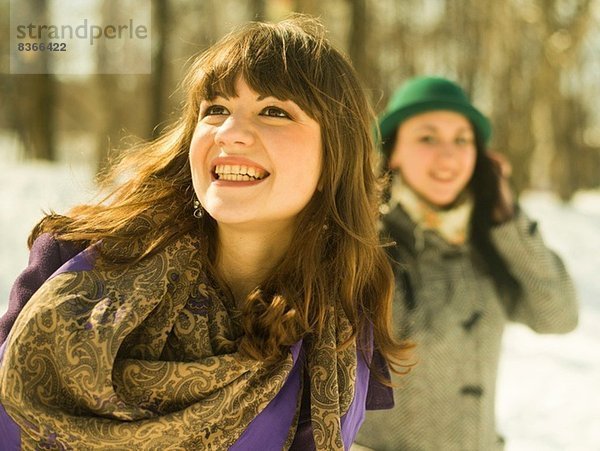 Zwei junge Frauen im Snowy Park