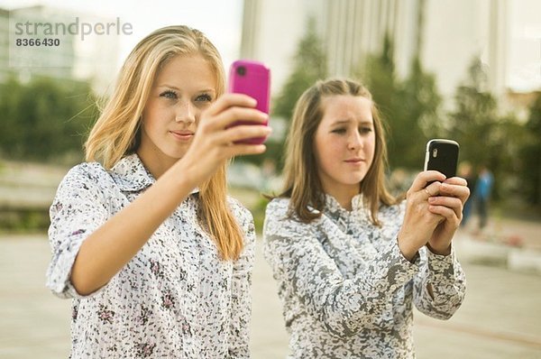 Zwei junge Frauen beim Selbstporträt auf dem Handy