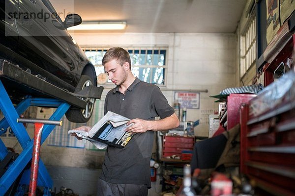 Mechaniker-Lesehandbuch in der Garage