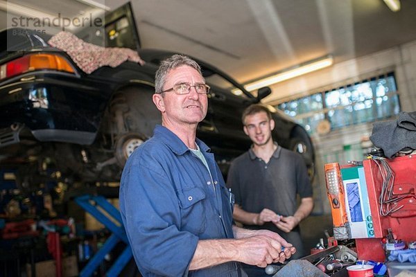 Zwei Mechaniker in der Garage