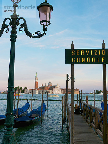 Ehrfurcht  Quadrat  Quadrate  quadratisch  quadratisches  quadratischer  Gondel  Gondola  Markusplatz  Italien  Haltestelle  Haltepunkt  Station  Venedig