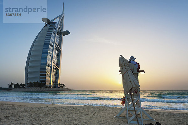Vereinigte Arabische Emirate  VAE  Strand  frontal  Rettungsschwimmer  Dubai  Abenddämmerung