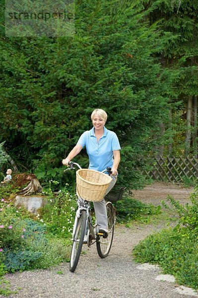 Seniorin auf dem Fahrrad im Park