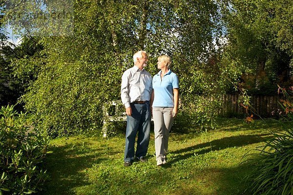Porträt eines älteren Paares im Garten