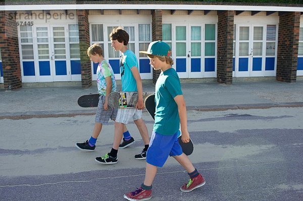 Drei Jungen mit Skateboards