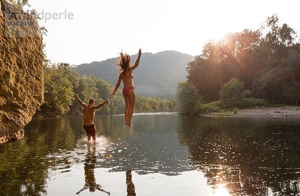 Junges Paar beim Sprung in den Fluss  Hamburg  Pennsylvania  USA