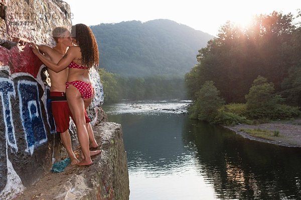 Junges Paar mit Kuss auf Felsvorsprung  Hamburg  Pennsylvania  USA