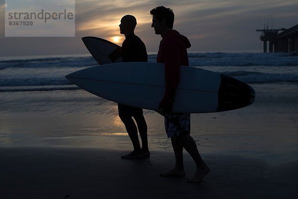 Surfers Silhouette am Strand