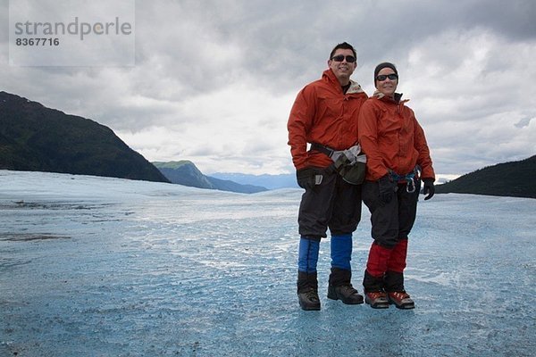 Paar am Mendenhall Glacier  Alaska  USA