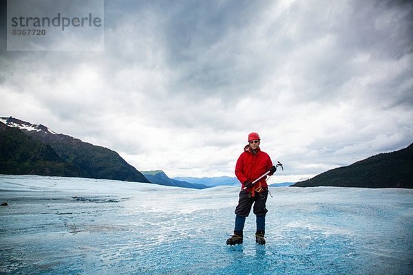 Mann mit Eispickel am Mendenhall Glacier  Alaska  USA