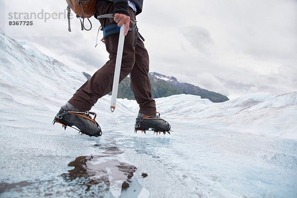 Junger Mann auf dem Mendenhall Glacier  Alaska  USA