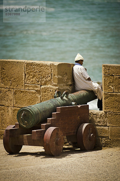 sitzend  Mann  reifer Erwachsene  reife Erwachsene  Kanone  Marokko