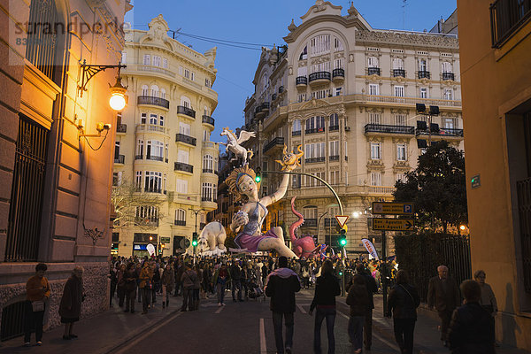 zeigen  Straße  groß  großes  großer  große  großen  Abenddämmerung  Spanien