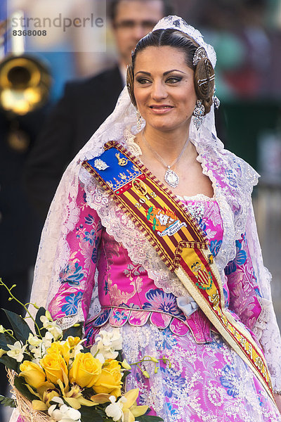 hoch  oben  Frau  Angebot  Blume  Tradition  Kleidung  Festival  Regenwald  Kleid  Prozession  Spanien