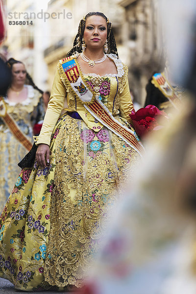 hoch  oben  Frau  Angebot  Blume  Tradition  Kleidung  Festival  Regenwald  Kleid  Prozession  Spanien