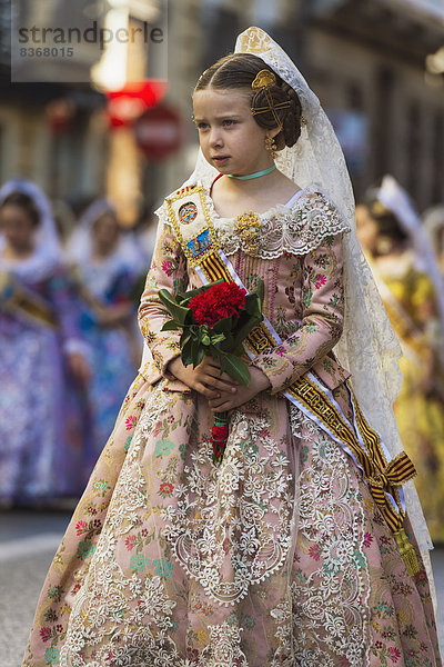 hoch  oben  Angebot  Blume  Tradition  Kleidung  jung  Festival  Regenwald  Mädchen  Kleid  Prozession  Spanien