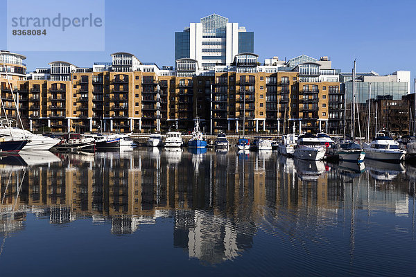 Boote verankert in up-Market Marina am St Katharine s Dock London  England  Großbritannien