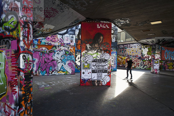 bedecken  Wand  Großbritannien  London  Hauptstadt  Skateboard  Bank  Kreditinstitut  Banken  England  Graffiti  Süden