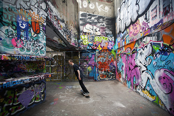 bedecken  Wand  Großbritannien  London  Hauptstadt  Skateboard  Bank  Kreditinstitut  Banken  England  Graffiti  Süden