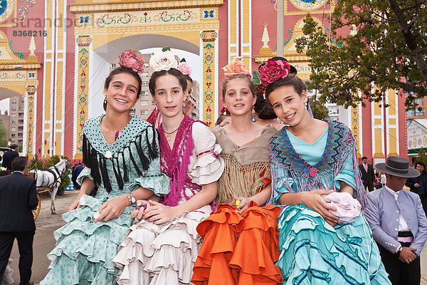 Portrait  Frau  4  Tradition  jung  Kleidung  Festival  Andalusien  April  Sevilla  Spanien