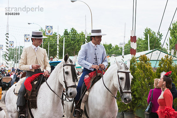 Europa  Tradition  Kleidung  reiten - Pferd  Festival  Andalusien  April  Sevilla  Spanien