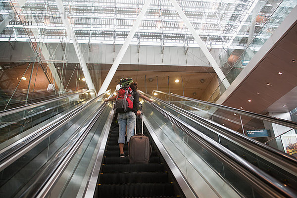 Rolltreppe  niedrig  Frau  Ansicht  Flachwinkelansicht  Winkel  Singapur