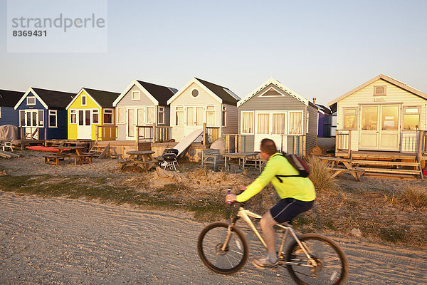 nahe  Hütte  Hafen  Berg  Mann  Strand  Großbritannien  fahren  jung  Fahrrad  Rad  Christchurch  Dorset  England