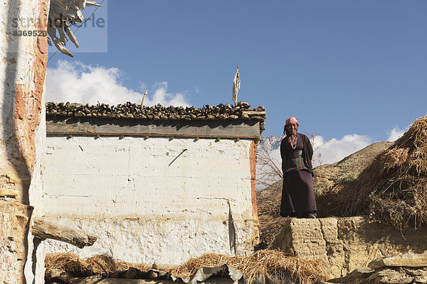 Dach stehend Frau Tradition Wohnhaus Kleid Nepal