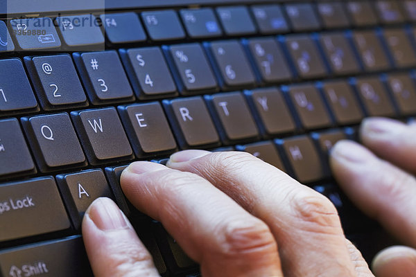 hoch  oben  nahe  Computertastatur  Tastatur  tippen  Alberta  Calgary  Kanada