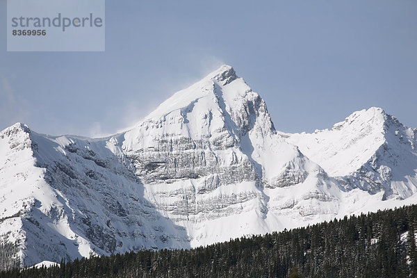 Berg  bedecken  blasen  bläst  blasend  Himmel  Berggipfel  Gipfel  Spitze  Spitzen  blau  Kananaskis Country  Alberta  Kanada  Schnee