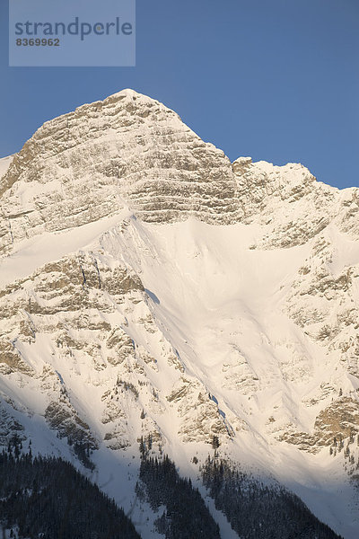 Berg  bedecken  Himmel  blau  Kananaskis Country  Alberta  Kanada  Schnee