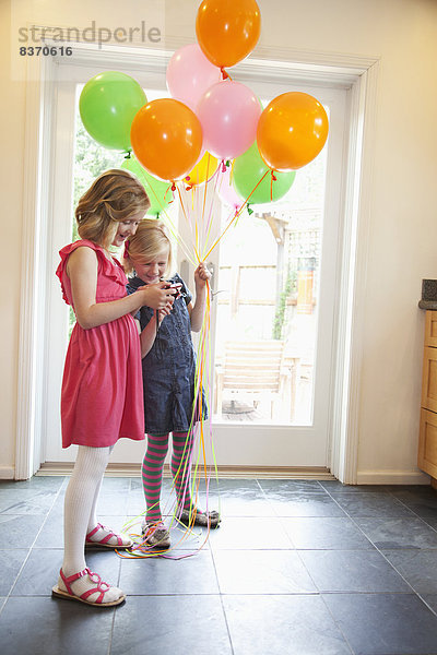 stehend sehen Wohnhaus Luftballon Ballon innerhalb Blick in die Kamera 2 jung Gemälde Bild Mädchen