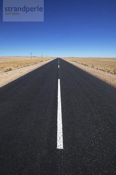 Fernverkehrsstraße  Wüste  weiß  Namibia  Asphalt  Linie