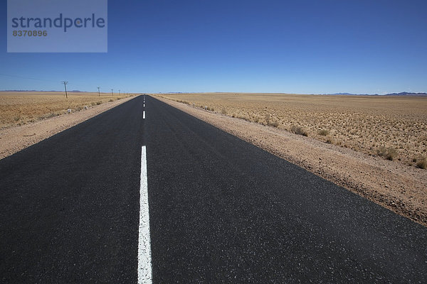 Fernverkehrsstraße  Wüste  weiß  Namibia  Asphalt  Linie