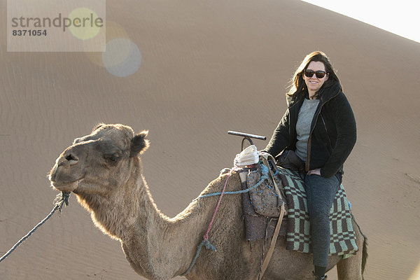 Frau  fahren  Sand  Düne  Kamel  Marokko