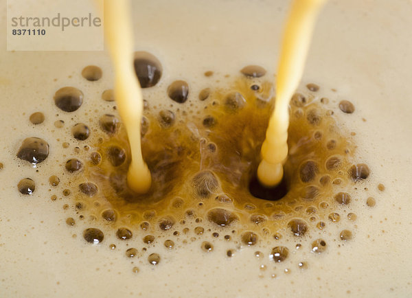 eingießen  einschenken  2  Kaffee  Seifenschaum  Schaum  Strömung  Locarno  Milch  Schweiz