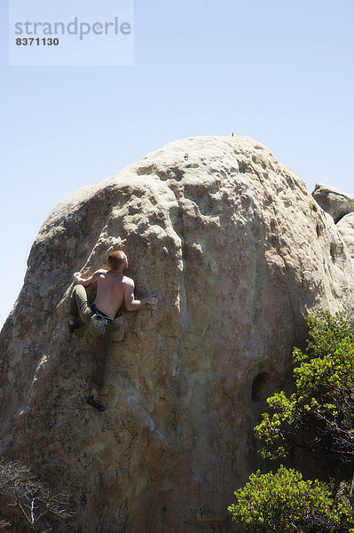 Vereinigte Staaten von Amerika  USA  Felsbrocken  Mann  Freeclimbing  Kalifornien  klettern