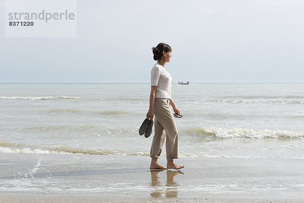 Frau  tragen  gehen  Strand  nass  Schuh  Emilia-Romangna  Italien  Rimini