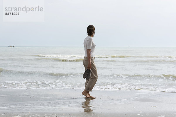 Frau  tragen  gehen  Strand  nass  Ozean  Schuh  hinaussehen  Emilia-Romangna  Italien  Rimini
