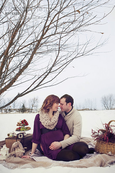 sitzend  Winter  Ehefrau  Picknick  umarmen  Alberta  Kanada  Edmonton  Ehemann