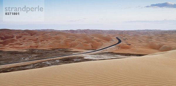 Abu Dhabi  Hauptstadt  Vereinigte Arabische Emirate  VAE  Landschaft  Fernverkehrsstraße  Wüste  Oase