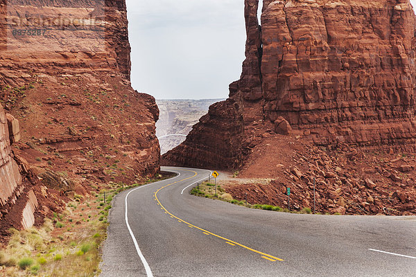 Vereinigte Staaten von Amerika  USA  zwischen  inmitten  mitten  Fernverkehrsstraße  Anordnung  heraustropfen  tropfen  undicht  Fluss  rot  2  Colorado  Sandstein  Utah