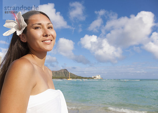 Vereinigte Staaten von Amerika  USA  Frau  Pose  Blume  Strand  jung  Haar  Hawaii  Hibiskus  Oahu  Waikiki