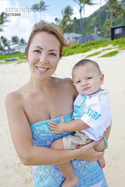 Vereinigte Staaten von Amerika  USA  Strand  Sohn  halten  Säuglingsalter  Säugling  Mutter - Mensch  Hawaii  Oahu
